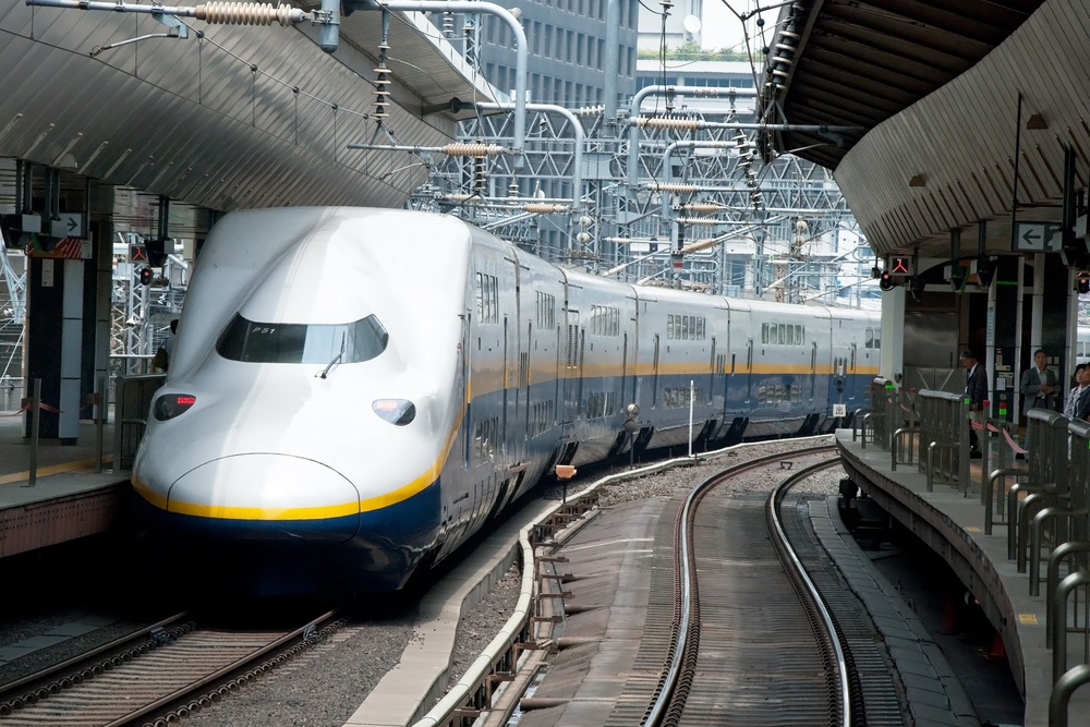 Shinkansen bullet train at Tokyo railway station i